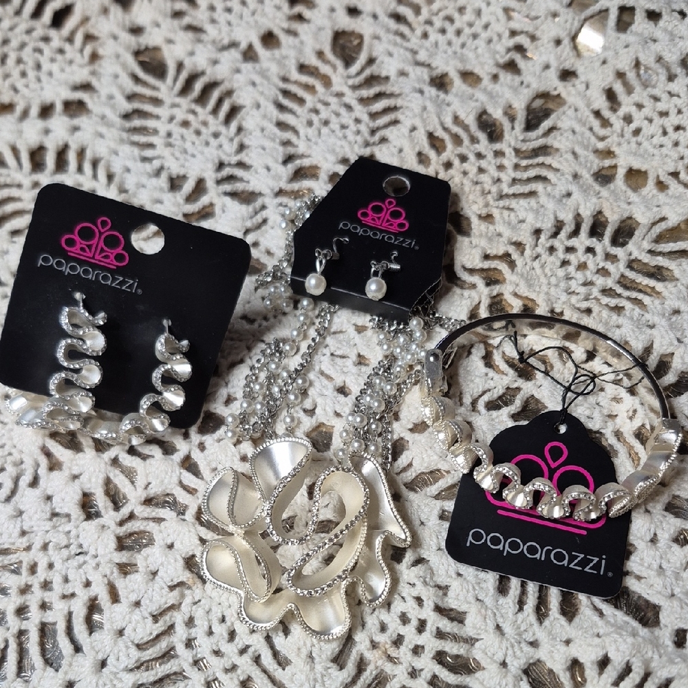 Paparazzi Silver and Cream Floral Ribbon Jewelry Set